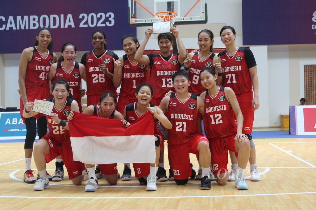 Tim basket putri berpose seusai memenangi pertandingan terakhir melawan tim Singapura dengan skor akhir 86-39 di Morodok Techo National Stadium, Kamboja, Minggu (14/5/2023).