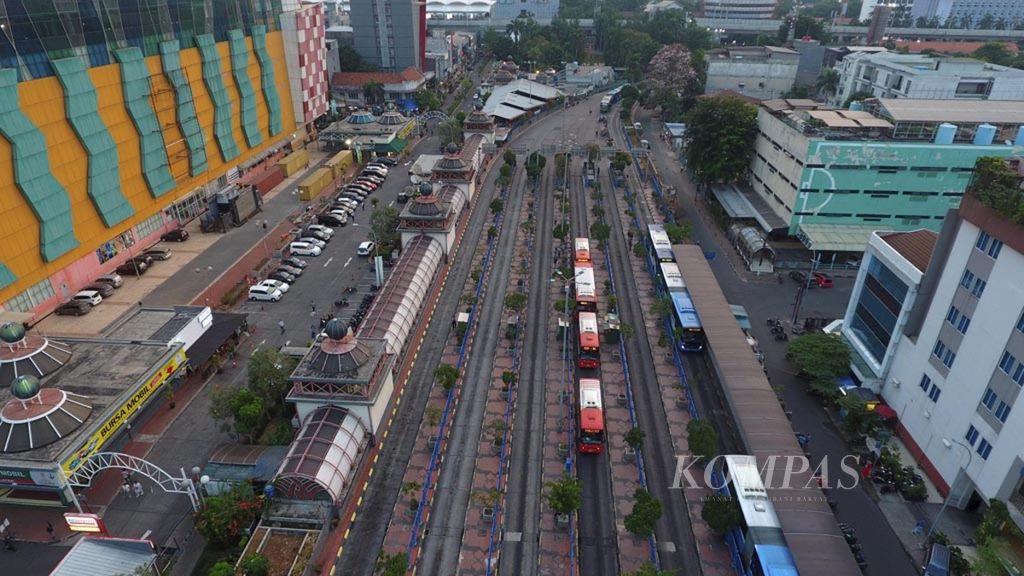 Foto aerial Terminal Blok M, Jakarta Selatan, Senin (29/7/2019). Terminal Blok M diharapkan direvitalisasi sebagai kawasan <i>transit oriented development</i> (TOD) karena menghubungkan Moda Raya Terpadu (MRT) dan trayek bus Transjakarta.