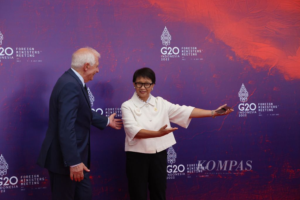 Menteri Luar Negeri RI Retno Marsudi menyambut kedatangan Perwakilan Tinggi Uni Eropa untuk Urusan Luar Negeri dan Kebijakan Keamanan Joseph Borell Fontelles, dalam Pertemuan Menteri Luar Negeri G20, di Nusa Dua, Badung, Bali, 8 Juli 2022.
