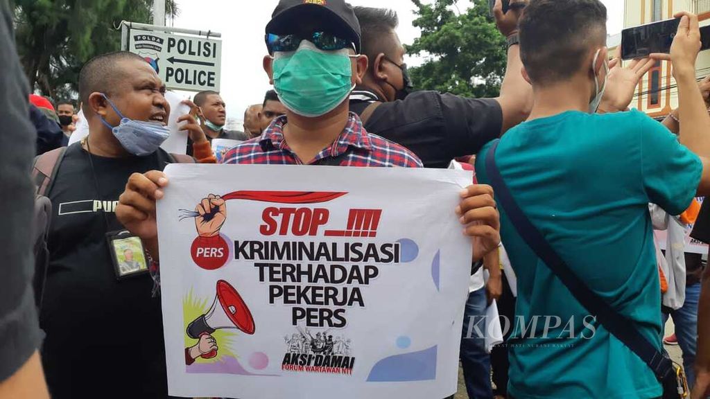 Aksi jurnalis di depan Markas Kepolisian Daerah Nusa Tenggara Timur. Aksi tersebut terkait dengan kekerasan yang dialami jurnalis di daerah itu.