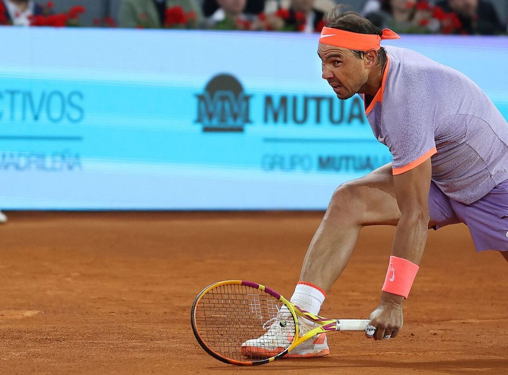 Rafael Nadal mengembalikan bola saat melawan Jiri Lehecka pada babak keempat ATP Masters 1000 Madrid, Rabu (1/5/2024) dini hari WIB.