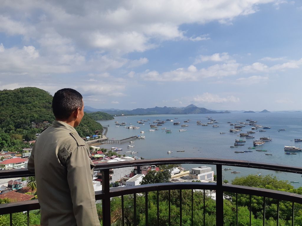 Dari Puncak Waringin, tampak pesisir Labuan Bajo, Kabupaten Manggarai Barat, Nusa Tenggara Timur, Selasa (2/5/2023). Tempat itu menjadi salah satu spot foto terbaik di Labuan Bajo.