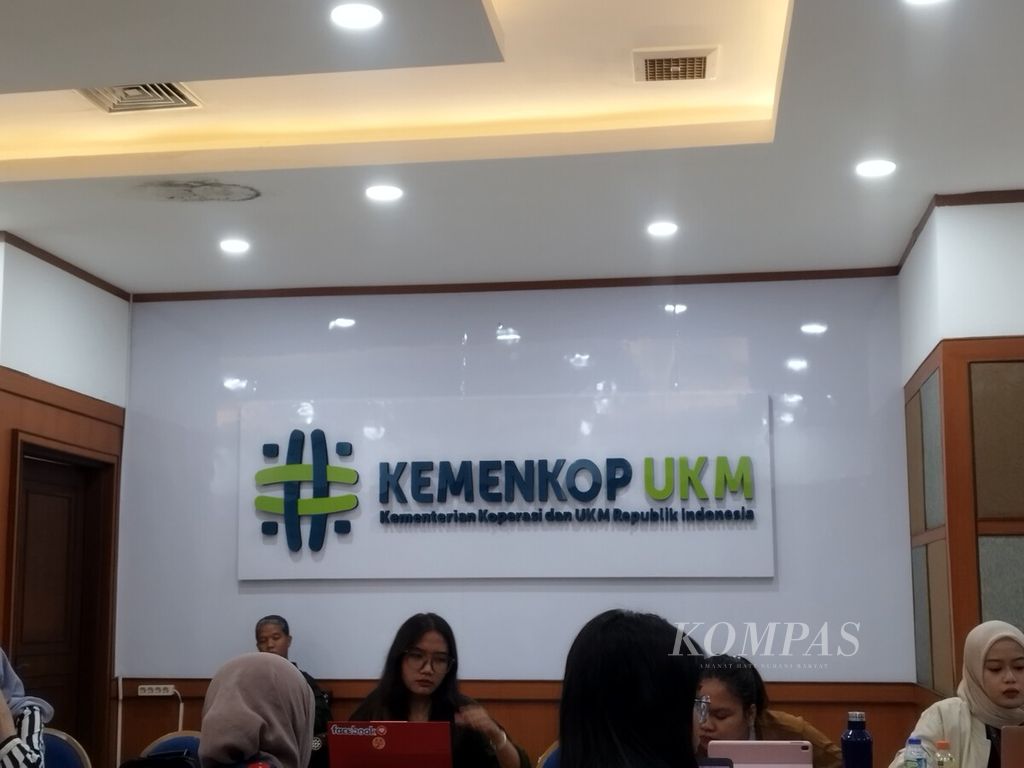 Sejumlah awak media mengikuti konferensi pers yang diadakan Kementrian Koperasi dan Usaha Kecil Menengah di Jakarta, Jumat (19/1/2023).