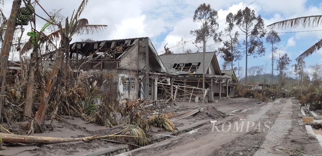 Kondisi rumah dan kandang ternak warga di Dusun Sumbersari, Desa Supiturang, Kecamatan Pronojiwo, Kabupaten Lumajang, Jawa Timur, rusak akibat erupsi 4 Desember lalu. Foto diambil Kamis (9/12/2021).