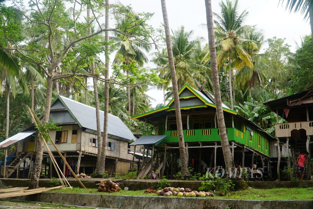 Rumah penduduk di Desa Kaburu, Kecamatan Bontomanai, Kepulauan Selayar, Sulawesi Selatan, Selasa (28/11/2023). Kepulauan Selayar merupakan penghasil komoditas kelapa di Sulawesi Selatan.