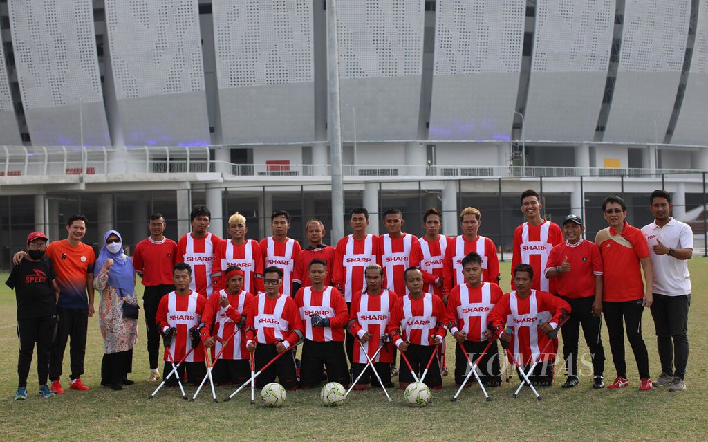 Anggota timnas Perkumpulan Sepakbola Amputasi Indonesia (PSAI) berfoto bersama sebelum berlatih tanding dengan tim Garuda Keadilan FC di lapangan latih kompleks Jakarta Internasional Stadium, Rabu (30/3/2022). 