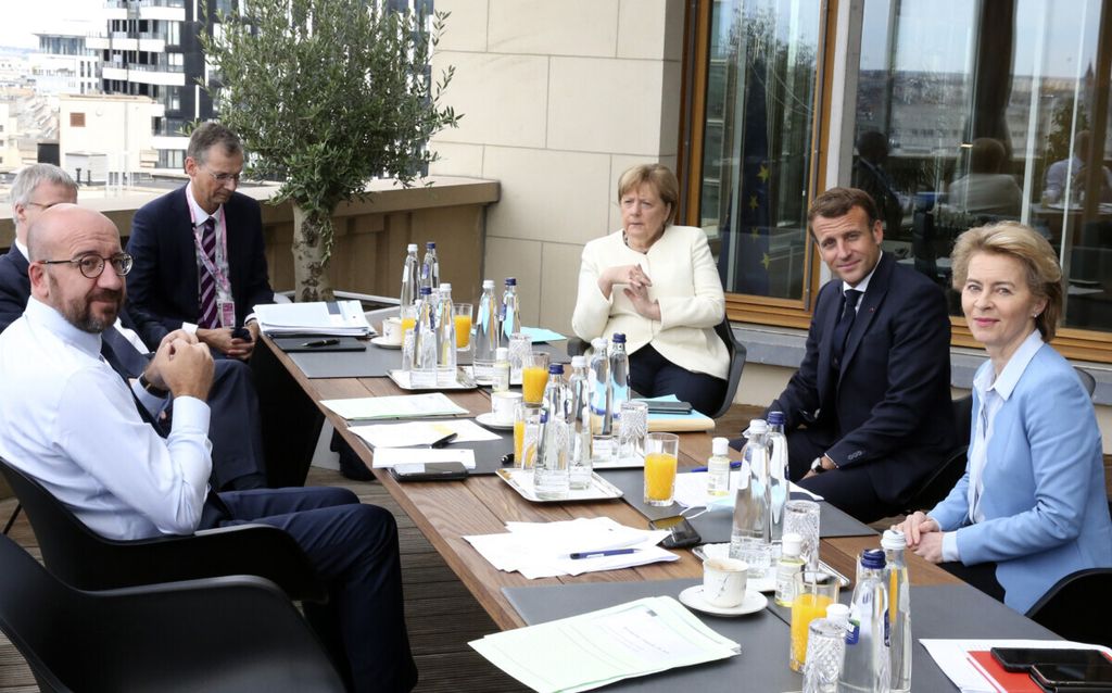 Presiden Dewan Eropa Charles Michel (kiri) bersama Kanselir Jerman Angela Merkel (ketiga kanan), Presiden Perancis Emmanuel Macron (kedua kanan), dan Presiden Komisi Eropa Ursula von der Leyen (kanan), di sela-sela pertemuan tingkat tinggi Uni Eropa di Brussels, Minggu, (19/7/2020). 