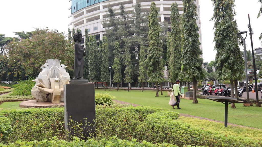 Seorang petugas kebersihan taman beraktivitas di sekitar lokasi berdirinya patung Anna de Kiev di Taman Cattleya, Jakarta Barat, Rabu (9/3/2022).