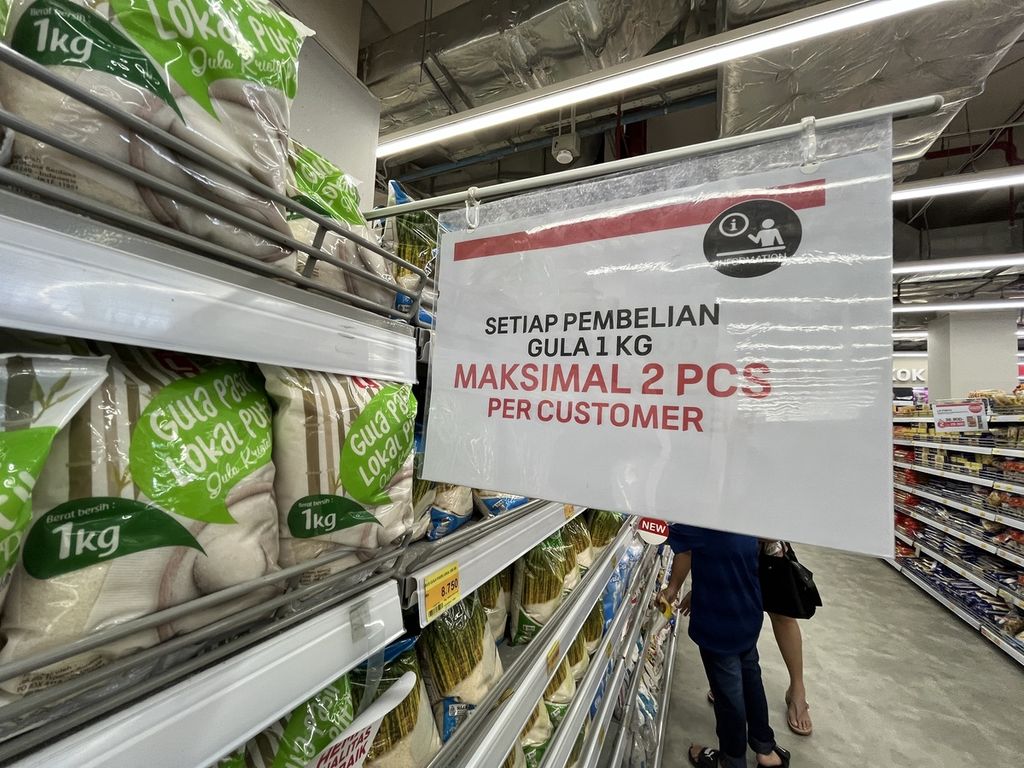 A notice regarding the limitation of purchasing refined sugar is displayed on the shelves of a modern retail supermarket in the Kebayoran Lama area of ​​South Jakarta on Sunday (21/4/2024). Shortages in refined sugar stocks have begun to occur in several modern retail markets.