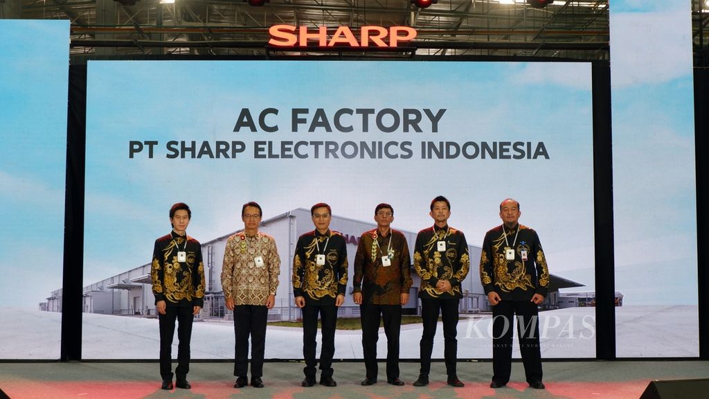 Suasana peresmian pabrik penyejuk ruangan (<i>air conditioner</i>/AC) Sharp Indonesia seluas 3,5 hektar di Karawang International Industrial City (KIIC), Kabupaten Karawang, Jawa Barat, Rabu (23/8/2023). Pabrik itu berkapasitas 900.000 unit pada tahun pertama dan akan meningkat hingga 1,2 juta unit per tahun pada 2025.