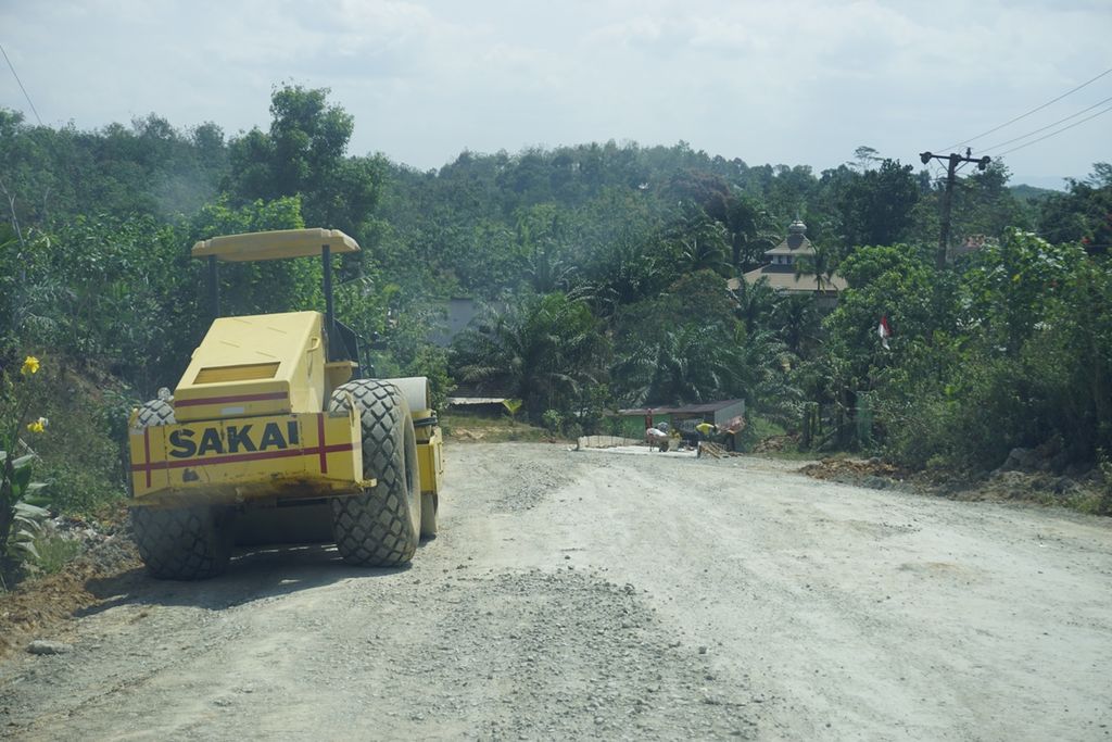 Alat berat dioperasikan untuk memperbaiki jalan raya Samboja-Sepaku di Kecamatan Sepaku, Penajam Paser Utara, Kalimantan Timur, Rabu (28/8/2019).