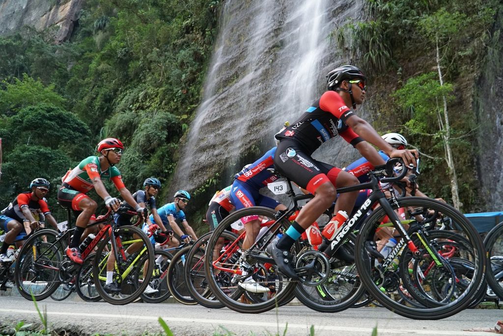 Para pebalap Tour de Singkarak 2019 melintas di obyek wisata Lembah Harau, Limapuluh Kota, Sumatera Barat, Senin (4/11/2019). Balapan etape ketiga Limapuluh Kota-Padangpanjang diikuti oleh 94 pebalap dari 24 negara yang tergabung dalam 18 tim. Tour de Singkarak diadakan sejak 2009 dan sudah memasuki edisi ke-11.
