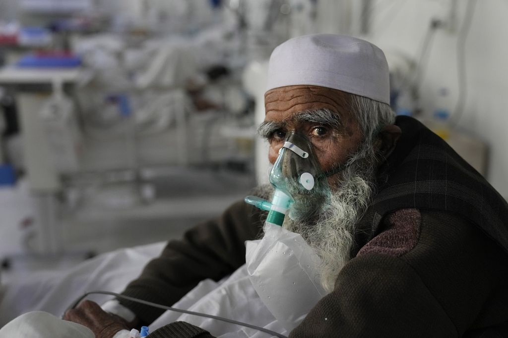 Seorang pasien Covid-19 mendapat bantuan pernapasan berupa oksigen murni di ruang perawatan intensif di Afghan Japan Communicable Disease Hospital di Kabul, Afghanistan, Senin (7/2/2022). 