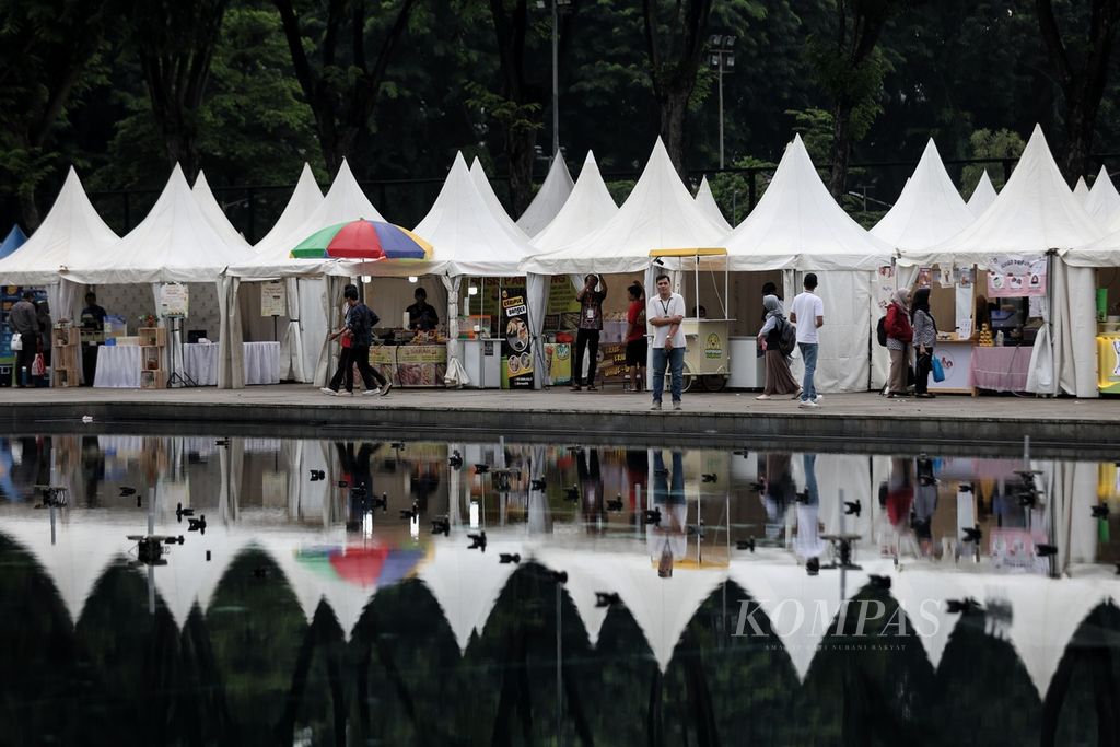 Deretan <i>tenant </i>para pedagang di Djakarta Ramadhan Fair 2024 di Taman Lapangan Banteng, Jakarta Pusat, Jumat (15/3/2024).