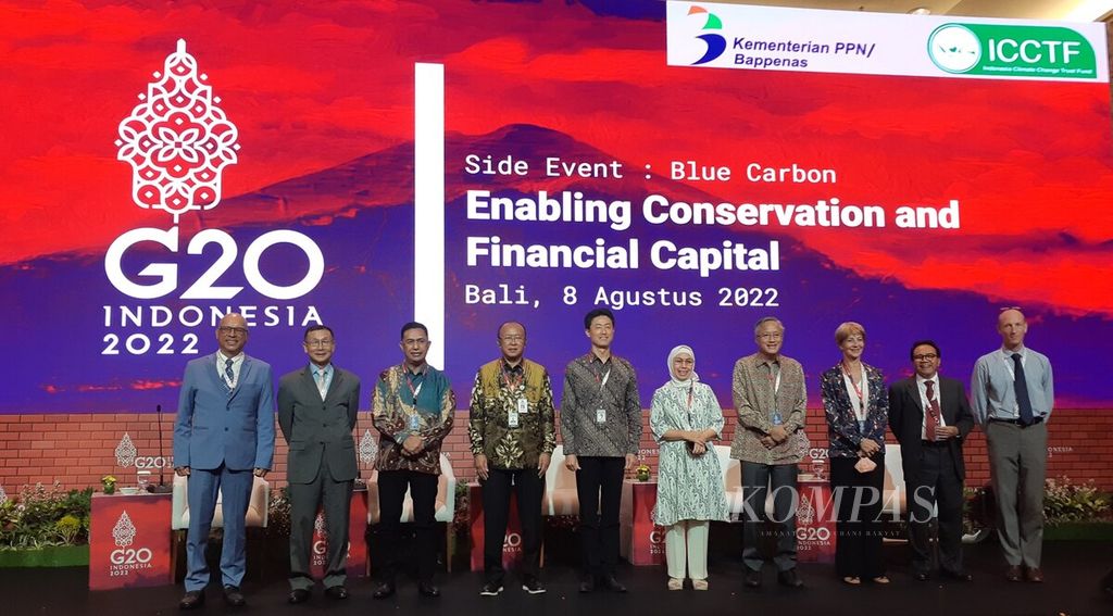 Sesi foto bersama para pembicara dalam seminar dengan tema "Blue Carbon: Enabling Conservation and Financial Capital", yang diadakan Kementerian PPN/Bappenas serangkaian acara sampingan (<i>side event</i>) presidensi G20 Indonesia di Nusa Dua, Badung, Bali, Senin (8/8/2022). 