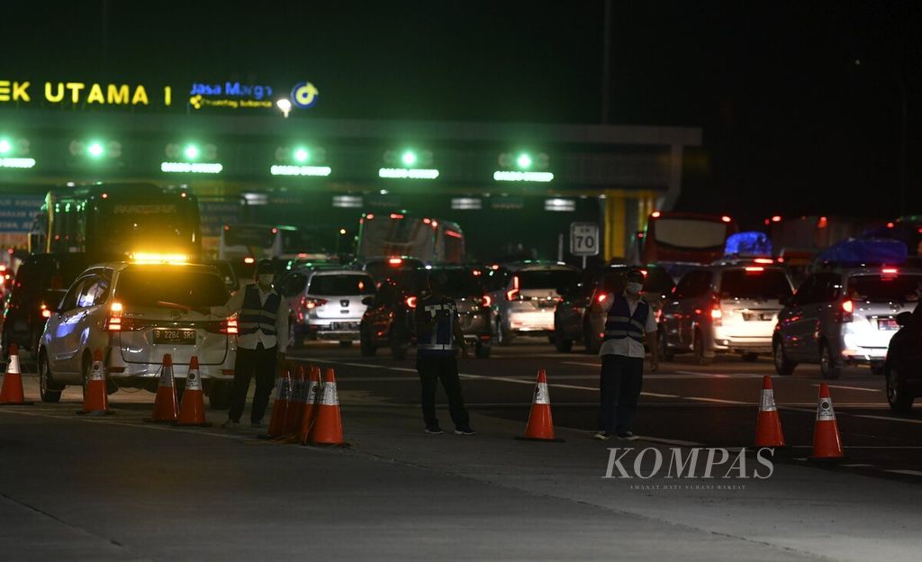 Kendaraan dari arah Jakarta memasuki Gerbang Tol Cikampek Utama di Kilometer 70 Jalan Tol Jakarta-Cikampek pada Kamis (28/4/2022) pukul 23.00 