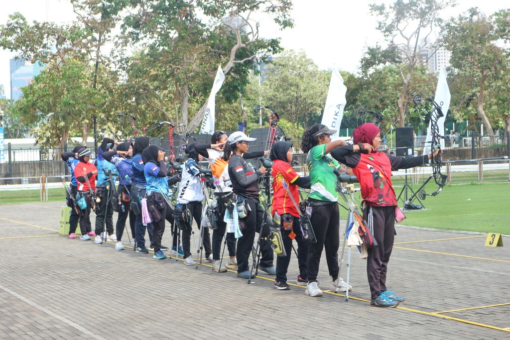 Para atlet panah compound putri 50 meter dalam seleknas panahan yang diadakan Perpani di Lapangan Panahan Gelora Bung Karno, Kamis (9/3/2023).