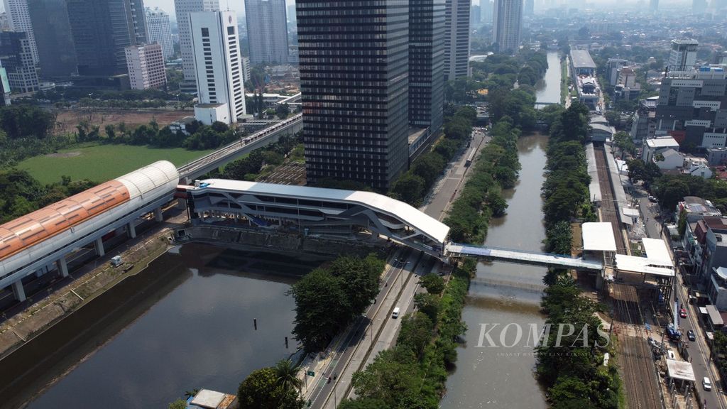 Stasiun LRT Dukuh Atas, Jakarta, Jumat (7/3/2023). Stasiun ini tersambung dengan Jembatan Penyeberangan Multiguna Dukuh Atas yang menghubungkan dengan Stasiun Sudirman. Selain itu, JPM Dukuh Atas  juga terintegrasi dengan halte Transjakarta.