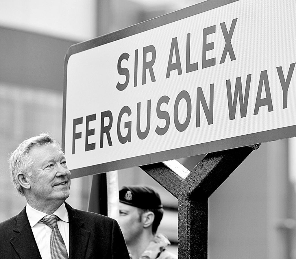 Mantan Manajer Manchester United, Sir Alex Ferguson, menghadiri peresmian nama sebuah jalan di dekat Stadion Old Trafford yang diganti namanya di Manchester, Inggris barat laut, pada 14 Oktober 2013.