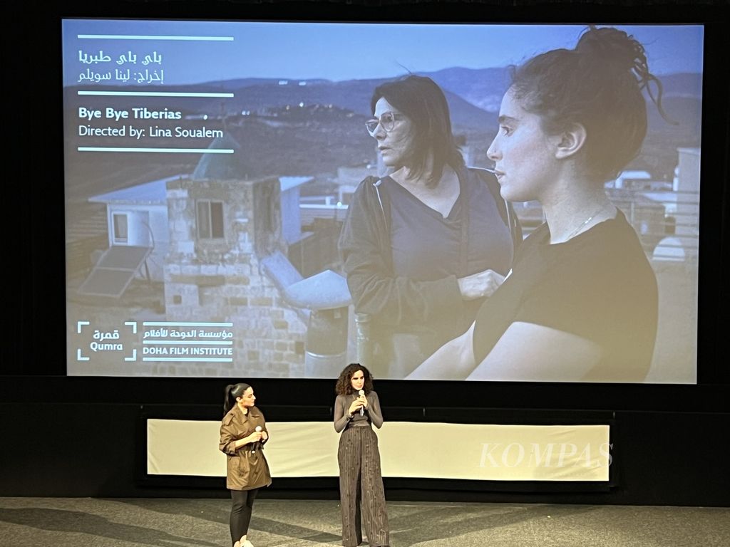 Sutradara Lina Soualem melakukan tanya jawab dengan penonton di Qumra 2024 seusai pemutaran <i>Bye Bye Tiberias</i> di Museum of Islamic Art, Qatar, Jumat (1/3/2024).