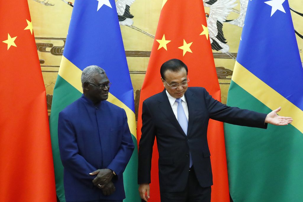 Perdana Menteri Kepulauan Slomon Manasseh Sogavare bersama Perdana Menteri China Li Keqiang seusai menandatangani perjanjian kerja sama di Beijing, China, Rabu (9/10/2019).  