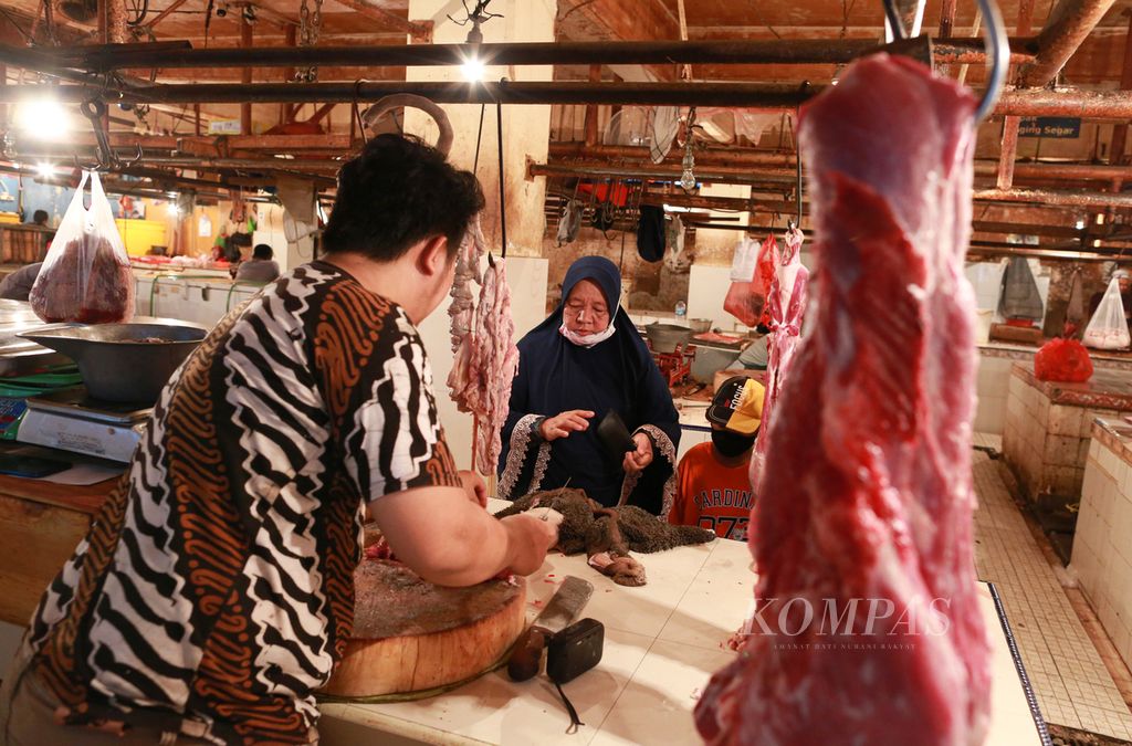 Pedagang melayani pembelian daging sapi di pasar tradisional yang terletak di bawah Plaza Baru Borobudur, Ciledug, Kota Tangerang, Banten, Jumat (6/5/2022). Meskipun belum semua pedagang berjualan, aktivitas jual beli berangsur normal.