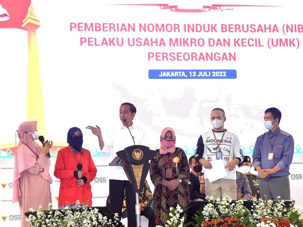Presiden Jokowi berinteraksi dengan pelaku usaha mikro dan kecil dalam pemberian NIB pelaku UMKM perseorangan tahun 2022 di Gedung Olahraga Nanggala Kopassus, Jakarta Timur, Rabu (13/7/2022).