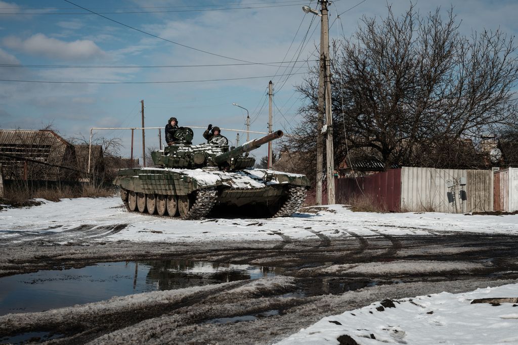 Tank tempur utama Ukraina, T-72, melaju di sebuah ruas jalan di Siversk, 17 Februari 2023, di tengah invasi Rusia di Ukraina. 