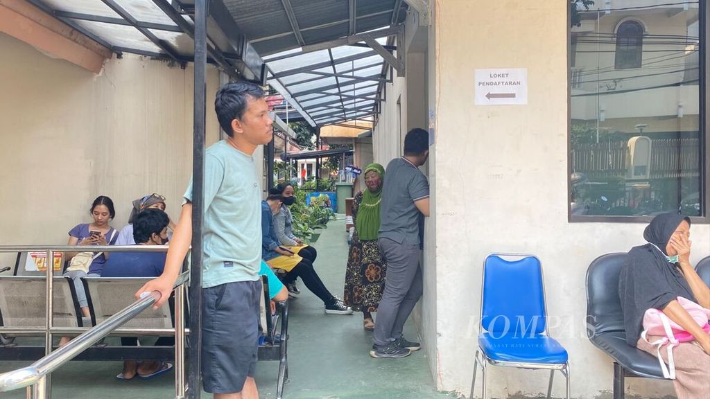 Beberapa pasien sedang mengantre pemeriksaan  di Puskesmas Setiabudi, Jakarta Selatan, Senin (9/10/2023).