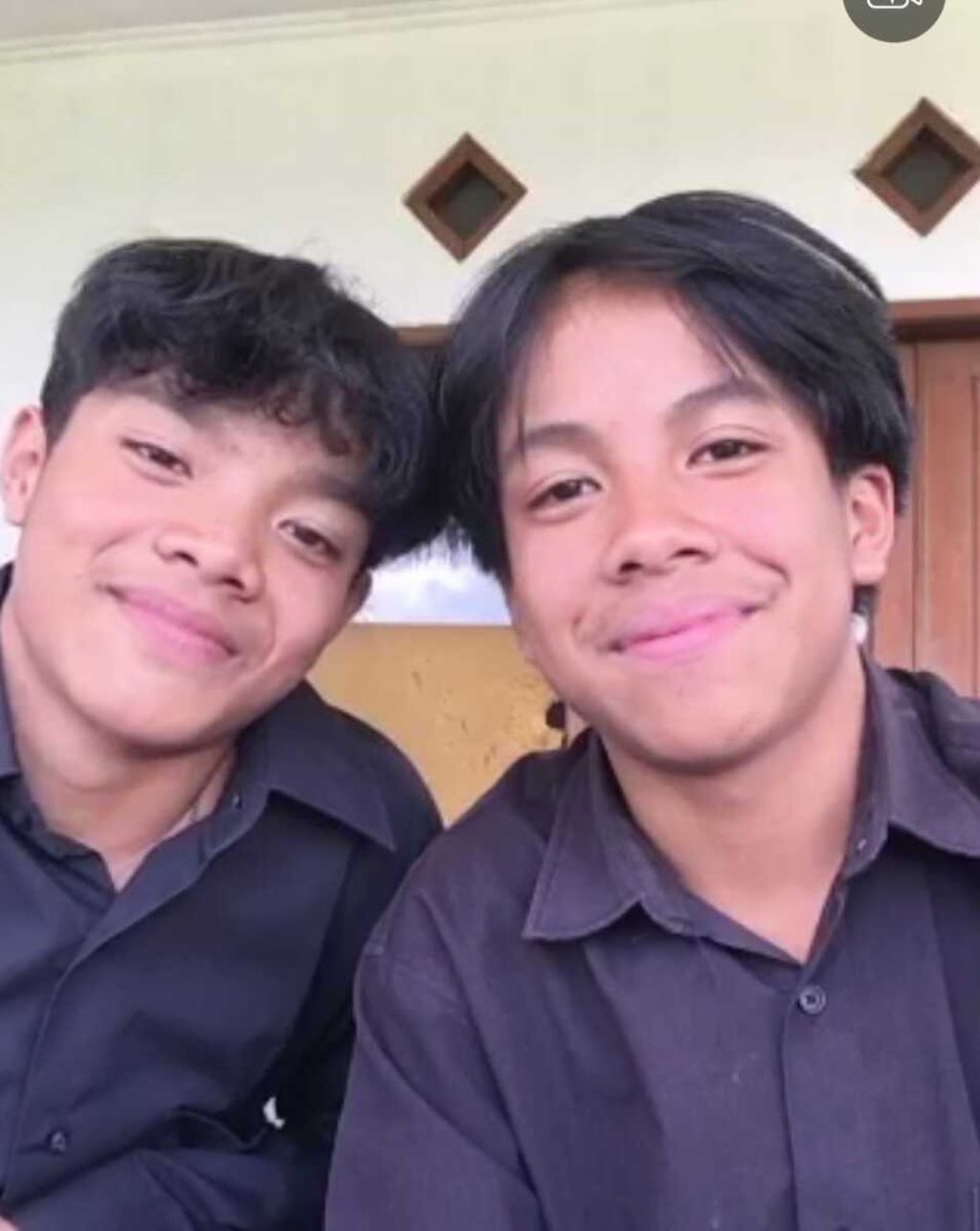 Dhika dan Drian, anak kembar yang tinggal di Panti Asuhan Rumah Kasih, Lembang, Jawa Barat. Semenjak usia delapan bulan, mereka diasuh di panti asuhan tersebut. Keduanya hanya tahu orangtuanya masih hidup, tetapi tidak pernah bertemu mereka.