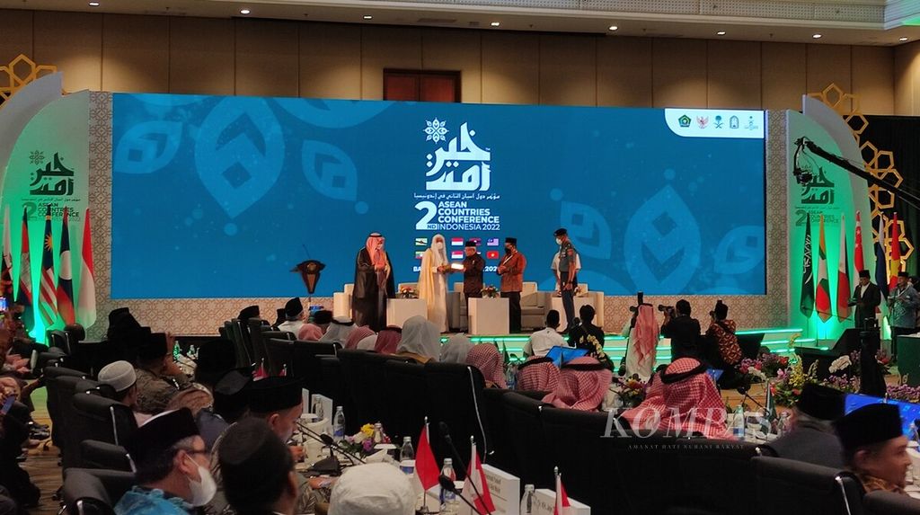 Menteri Urusan Islam, Dakwah, dan Penyuluhan Arab Saudi Abdullatif bin Abdulaziz Al-Syaikh (kedua kiri) bersama Wakil Presiden RI Ma'ruf Amin (tengah) saat pembukaan Konferensi Islam Tingkat ASEAN Ke-2 di Nusa Dua, Badung, Bali, Kamis (22/12/2022). Konferensi Islam Tingkat ASEAN 2022 di Badung, Bali, Kamis (22/12/2022), dibuka Wakil Presiden RI Ma'ruf Amin dan dihadiri delegasi dari negara-negara ASEAN.