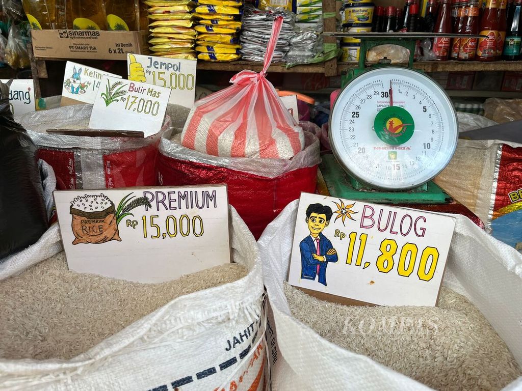 Deretan harga beras di salah satu toko beras di Pasar Mardika, Ambon, Maluku, Selasa (20/2/2024).