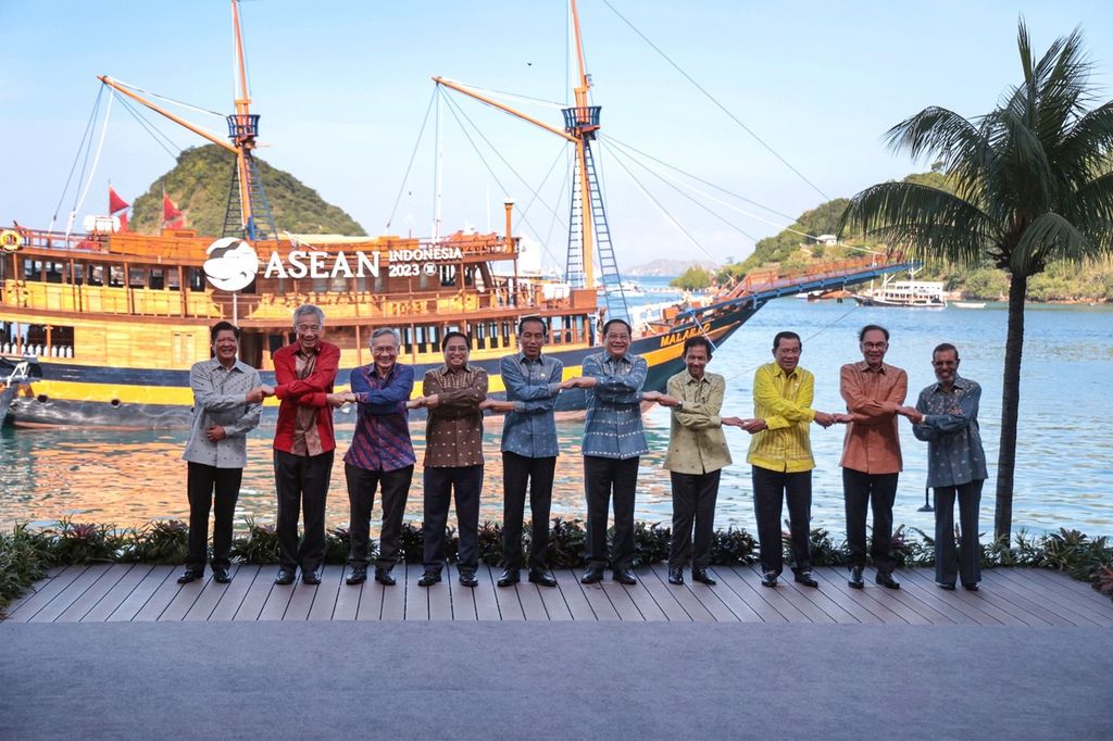 Para pemimpin negara yang hadir dalam KTT ke-42 ASEAN di Labuan Bajo, Kabupaten Manggarai Barat, Nusa Tenggara Timur, mengenakan baju tenun bermotif mata manuk, motif khas Manggarai Barat. Mereka berpose di serambi Hotel Meruorah dengan latar belakang Kapal Penisi yang berlabuh di Teluk Labuan Bajo pada Kamis (11/5/2023).