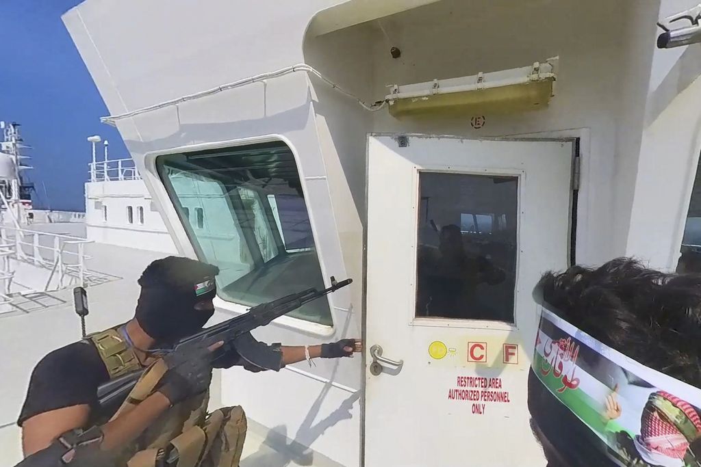 Anggota kelompok Houthi naik kapal kargo Galaxy Leader, yang mereka rebut saat kapal itu berlayar di Laut Merah, Minggu (19/11/2023).