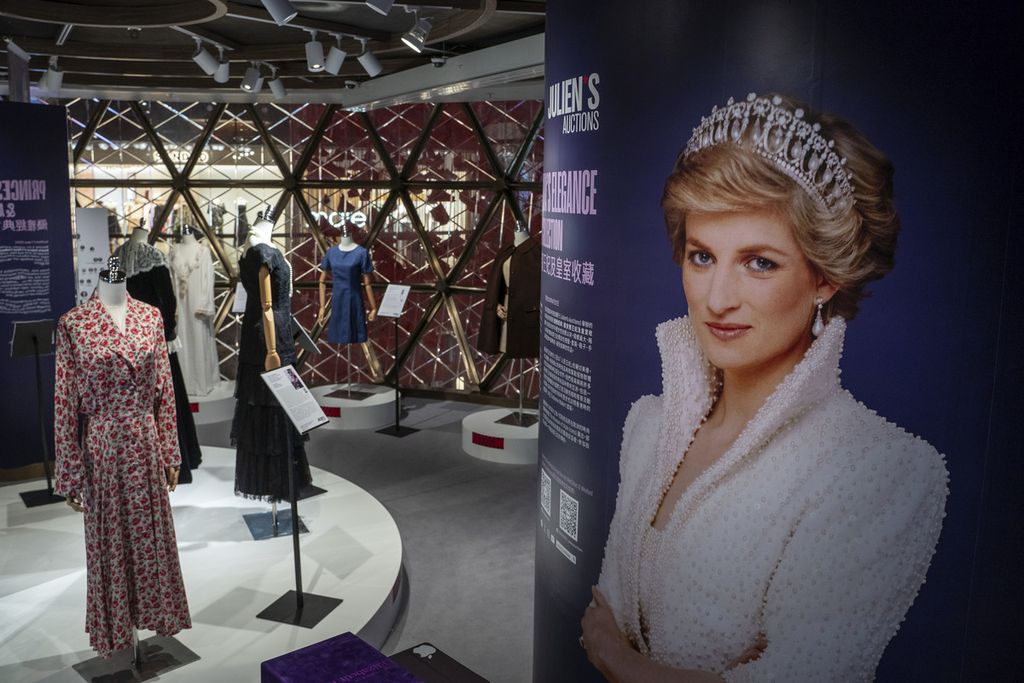 Gaun yang dikenakan Putri Diana ditampilkan menjelang pelelangan Koleksi Elegan dan Kerajaan Putri Diana di Hong Kong, 17 April 2024.