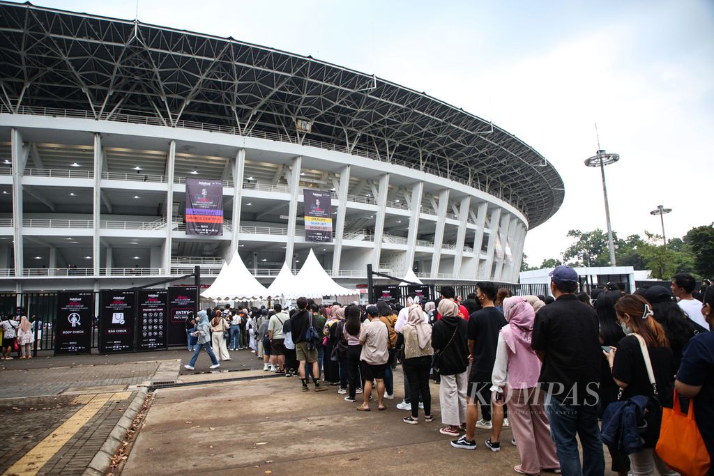 Antrean pengunjung yang hendak menyaksikan Raisa Live in Concert di Stadion Utama Gelora Bung Karno, Jakarta, Sabtu (25/2/2023). Konser Raisa ini menjadi konser pertama yag digelar di Stadion Utama GBK sejak pandemi menerjang Tanah Air.