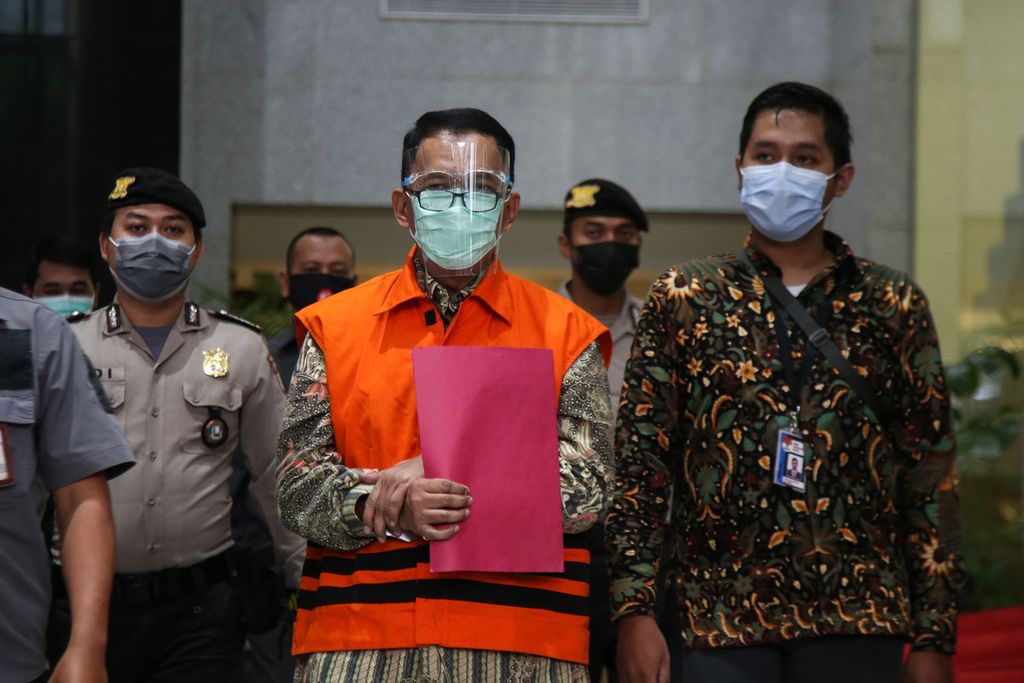 Direktur Pemeriksaan dan Penagihan pada Direktorat Jenderal Pajak Angin Prayitno ditetapkan menjadi tersangka seusai diperiksa di Gedung Komisi Pemberantasan Korupsi (KPK), Jakarta, Selasa (4/5/2021). 