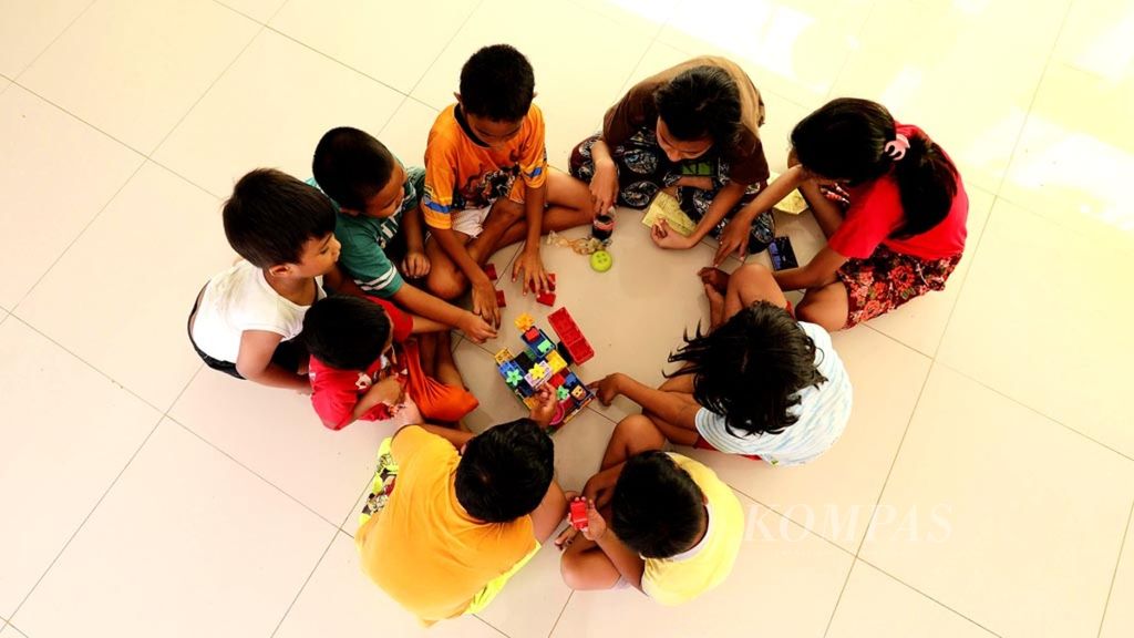 Sekelompok anak-anak menyusun permainan <i>bricks</i> di RPTRA Rusun Komarudin, Jakarta, Selasa (24/7/2018). Permainan <i>bricks</i> yang tersedia di RPTRA dan dapat dimainkan oleh semua anak dapat menjadi alternatif bermain yang merangsang kreatifitas serta mengurangi demam gawai yang kini tengah melanda generasi belia.