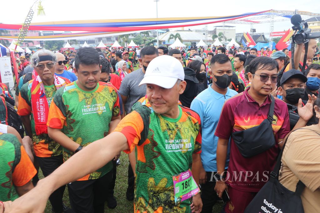 =Central Java Governor Ganjar Pranowo (second from right) with Medan Mayor Bobby Afif Nasution and Bank Jateng North Director Supriyatno visited a culinary and craft Pawone from Magelang at the Bank Jateng Friendship Run event in Medan, North Sumatra, on Sunday (25/9/2022) .