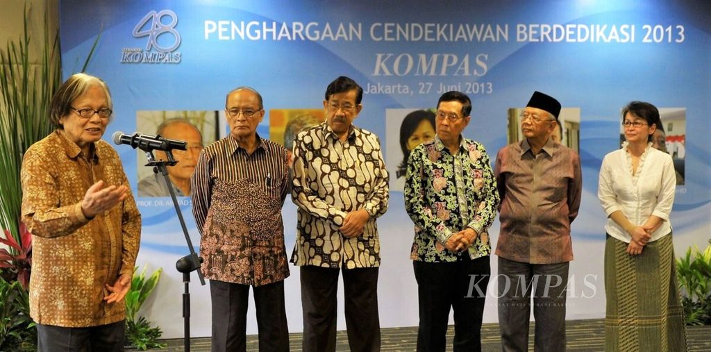 Pemimpin Umum <i>Kompas </i>Jakob Oetama memberikan sambutan sebelum menyerahkan penghargaan Cendekiawan Berdedikasi 2013 kepada lima tokoh dan narasumber yang selama ini memberikan kontribusi pemikiran dan tulisan kepada <i>Kompas</i> di Jakarta, Kamis (27/6/2013). Kelima penerima penghargaan tersebut adalah Ahmad Syafii Maarif, Benjamin Mangkoedilaga, Budi Darma, Salahuddin Wahid, dan Karlina Supeli (kiri ke kanan).
