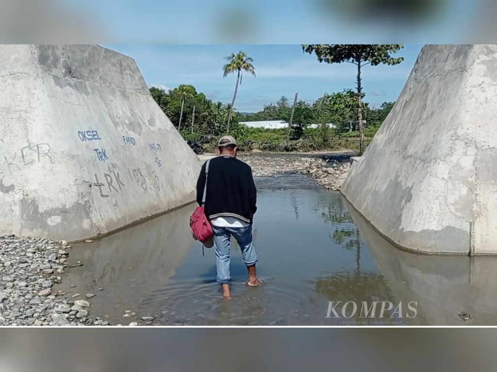 Jurnalis <i>Kompas</i>, Kornelis Kewa Ama, saat hendak melintas garis batas negara Indonesia dan Timor-Leste. Lokasi itu tepatnya di Turiskain, Kabupaten Belu, Nusa Tenggara Timur, Jumat (8/7/2022).
