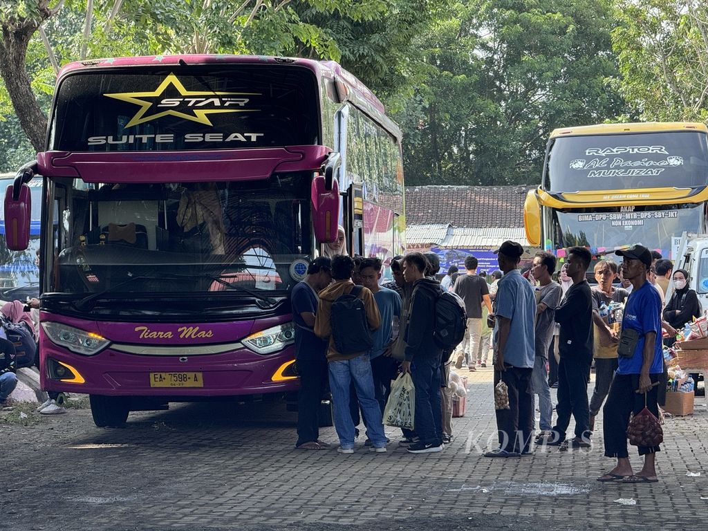 Para pemudik menaiki bus di Terminal Kelas A Mandalika, Kota Mataram, Nusa Tenggara Barat, Jumat (5/4/2024). Hari ini sekitar 1.200 pemudik berangkat dengan bus dari terminal itu dengan tujuan daerah di Pulau Sumbawa, seperti Dompu, Bima, dan Kota Bima.