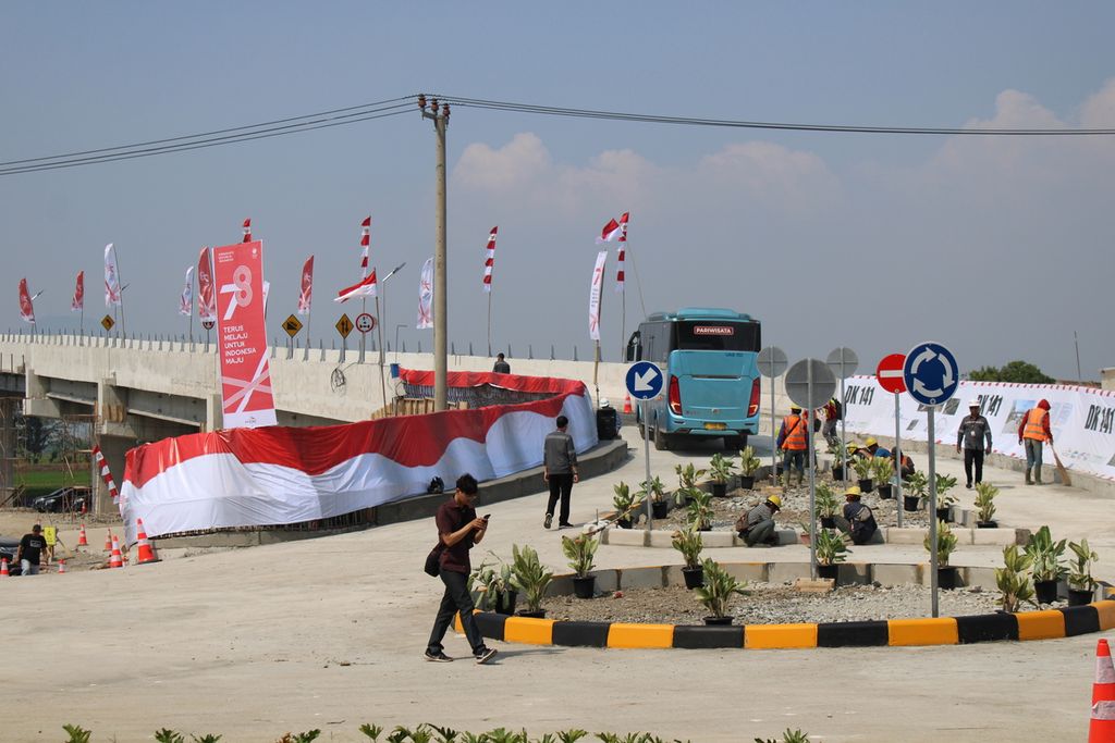 Jembatan Cibiru Hilir, Kecamatan Cileunyi, Kabupaten Bandung, Jawa Barat, resmi beroperasi pada Kamis (10/8/2023). Jembatan ini menambah aksesibilitas masyarakat menuju Stasiun Tegalluar yang menjadi infrastruktur dari Kereta Cepat Jakarta-Bandung. 