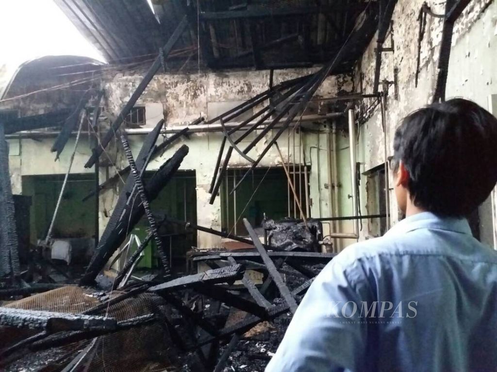 Kebakaran melanda ruangan <i>laundry</i> Rumah Sakit Carolus, Jakarta Pusat, Jumat (2/6) sore