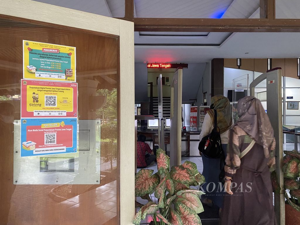 Pengunjung mendatangi Perpustakaan Provinsi Jawa Tengah di Kota Semarang, Rabu (18/1/2023). 