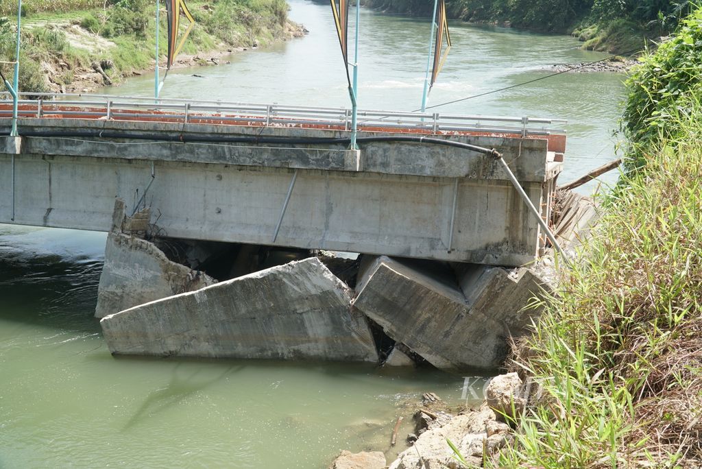 Kondisi bagian penyangga Jembatan Kayu Gadang yang ambruk setelah sekitar dua tahun dibangun difoto dari Korong Kayu Gadang Koto Buruak, Nagari Lubuk Alung, Kecamatan Lubuk Alung, Padang Pariaman, Sumbar, Selasa (16/5/2023). 