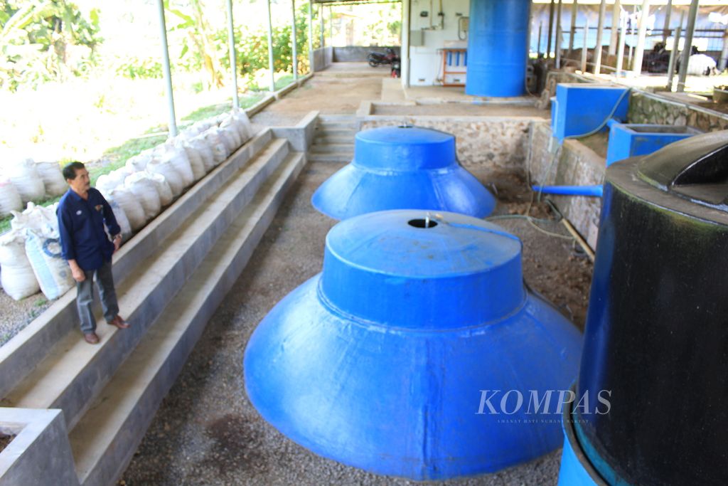 Potret instalasi biogas di kandang sapi milik Koperasi Produsen Karya Nugraha Jaya di Kecamatan Cigugur, Kabupaten Kuningan, Jawa Barat, Rabu (7/8/2024). Kapasitas pengolahan limbah itu mencapai 100 meter kubik.