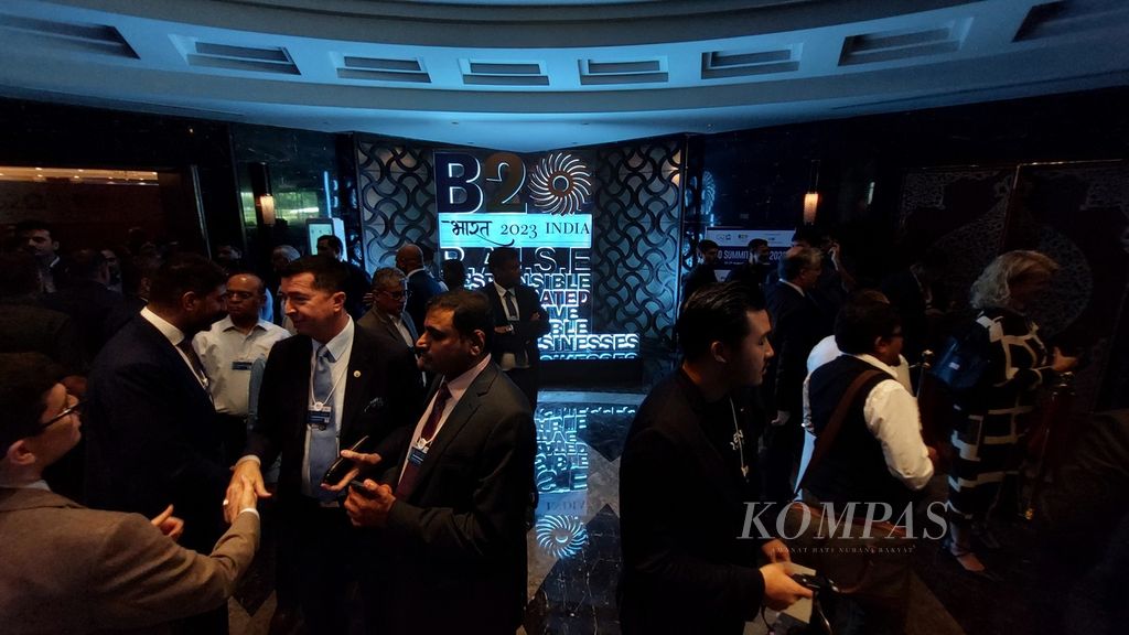 Delegasi melintas di lobi ruangan pada puncak Konferensi Tingkat Tinggi Business 20 (B20) di Taj Palace, New Delhi, India, Minggu (27/8/2023). Forum B20 memberikan 54 rekomendasi dan 172 tindakan kebijakan kepada pemerintah negara-negara G20.