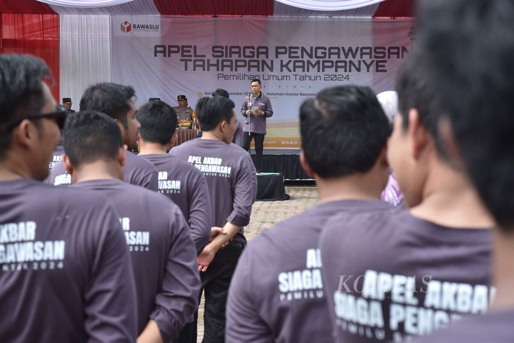Para anggota Badan Pengawas Pemilu tingkat provinsi dan kabupaten/kota di Sumatera Selatan mengikuti ”Apel Siaga Pengawasan Tahapan Kampanye pada Pemilu 2024” di Palembang, Sumatera Selatan, Senin (27/11/2023). 
