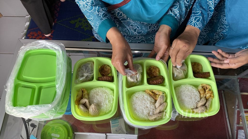 Kader kesehatan menyiapkan makanan tambahan bergizi seimbang untuk anak-anak tengkes di sebuah rumah di Kecamatan Margadana, Kota Tegal, Jawa Tengah, Selasa (3/10/2023).